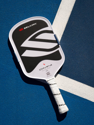 OMNI Chalk paddle lying on a blue court
