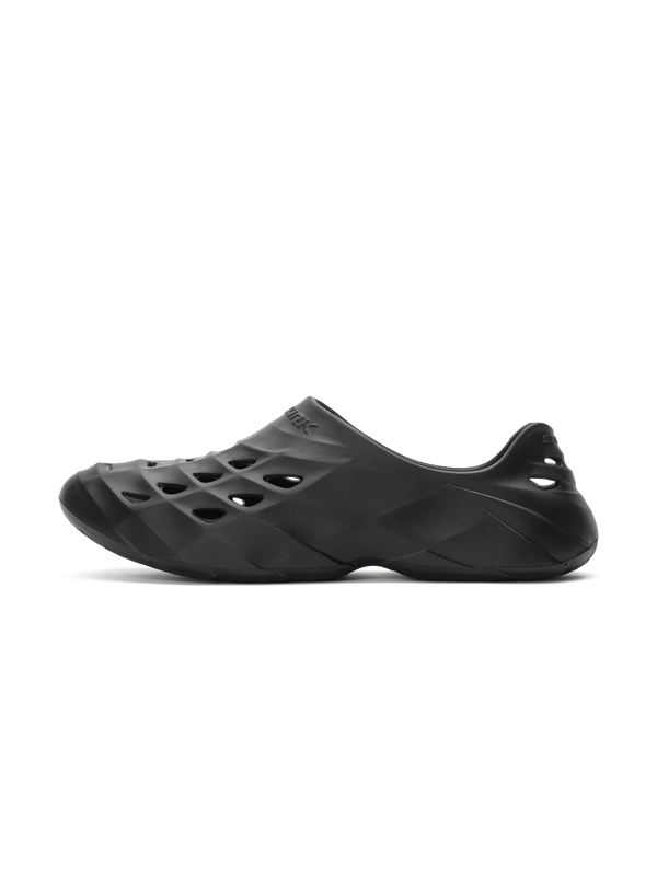 Selkirk Sport Renew Pickleball Recovery Shoe in Blackout, side view showing design features.